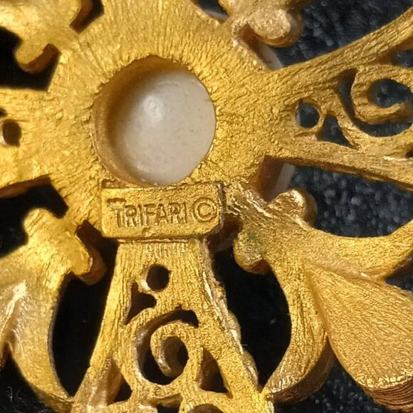 Crown Trifari Maltese Cross Brooch - Picture 3 of 6